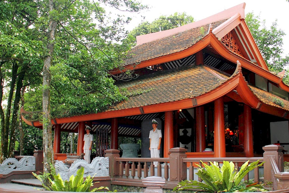 The temple is known for its picturesque natural landscapes, and offers a reflective environment for those who visit to pay their respects 